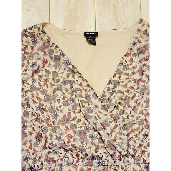 Torrid 1 Purples Floral Babydoll Blouse Cinch Waist Lined‎ Plunging V-Neck SS - Picture 3 of 4